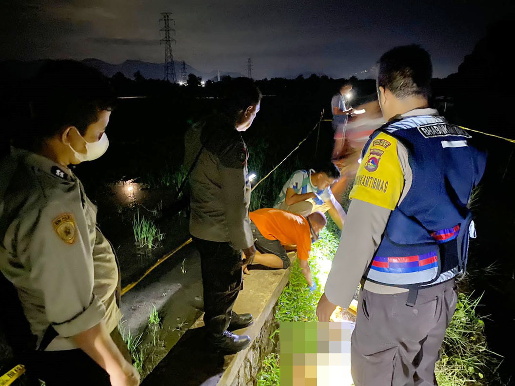 OLAH TKP: Pihak kepolisian melakukan olah TKP di lokasi penemuan jenazah Syahrir Arsyad di So Raba Sangga, Kelurahan Kendo, Raba, Kota Bima, Selasa malam (1/11). (Istimewa)