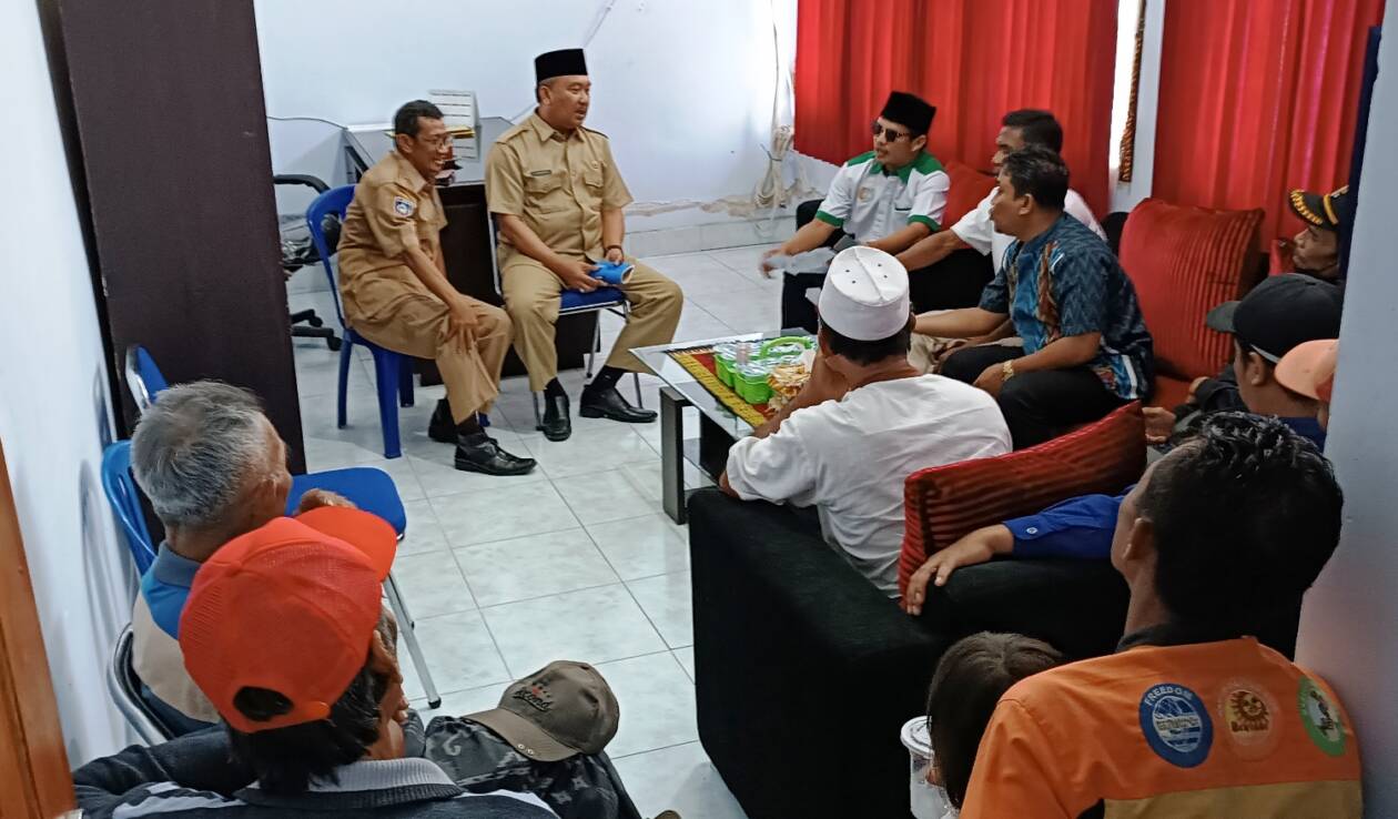 MEMPERTANYAKAN: Perwakilan petani tembakau dan buruh tani tembakau Desa Jago, Kecamatan Praya saat mempertanyakan persoalan BLT DBHCHT di Dinsos Loteng, Senin (28/11). (Dedi/Lombok Post)
