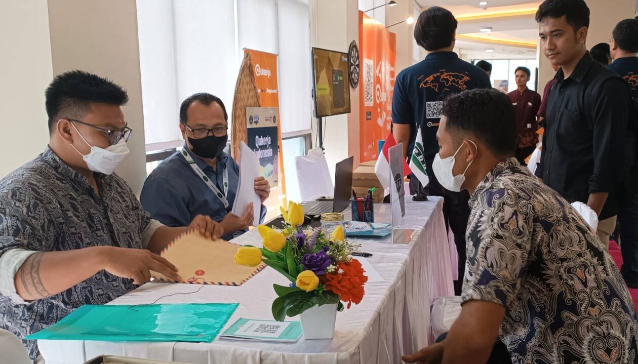 MENERIMA LAMARAN: Salah satu perusahaan saat menerima lamaran pekerjaan dari pencari kerja di Poltekpar Lombok, Loteng, Selasa (15/11). (Dedi/Lombok Post)