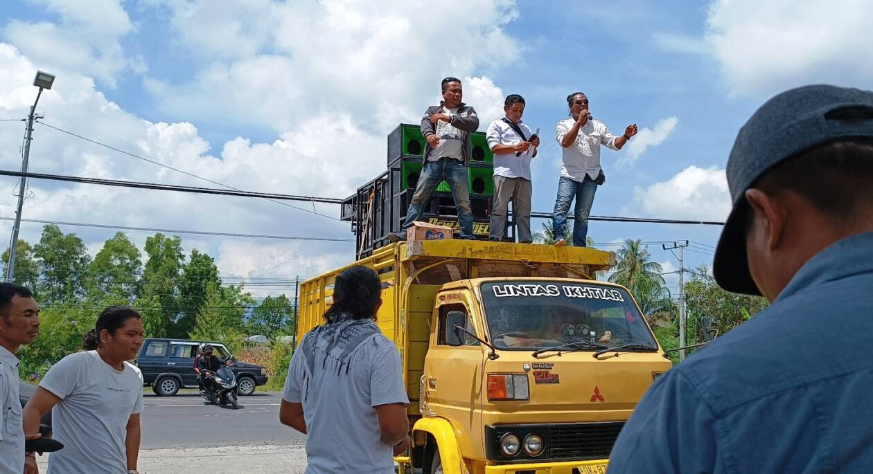 MENGGEDOR: Para aktivis Loteng yang tergabung dalam Lembaga Deklarasi NTB saat menggedor kantor bupati, Rabu (16/11). (Dedi/Lombok Post)