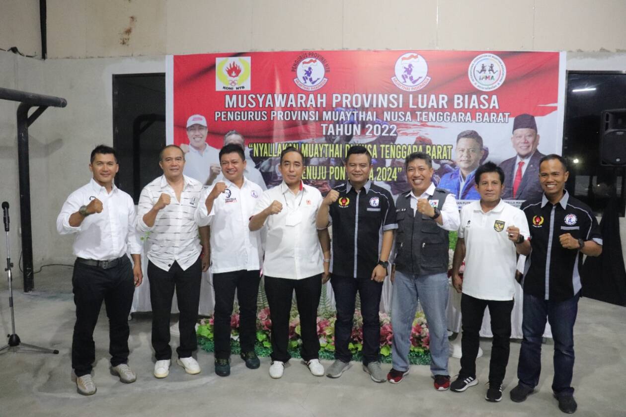AKLAMASI: Indra Jaya Usman (empat dari kanan) terpilih aklamasi dalam Musprovlub Pengprov MI NTB, Selasa (15/11) malam.(PUJO/LOMBOK POST)