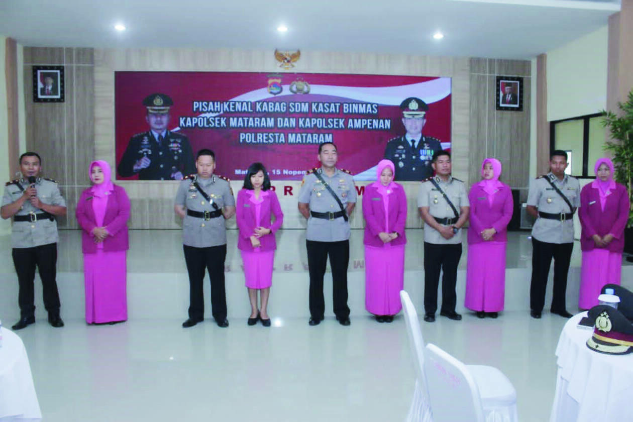 SERTIJAB: Kapolsek yang baru dan lama memberikan kata sambutan pada acara pisah sambut usai sertijab di Mapolresta Mataram, Selasa (15/11). (Harli/Lombok Post)