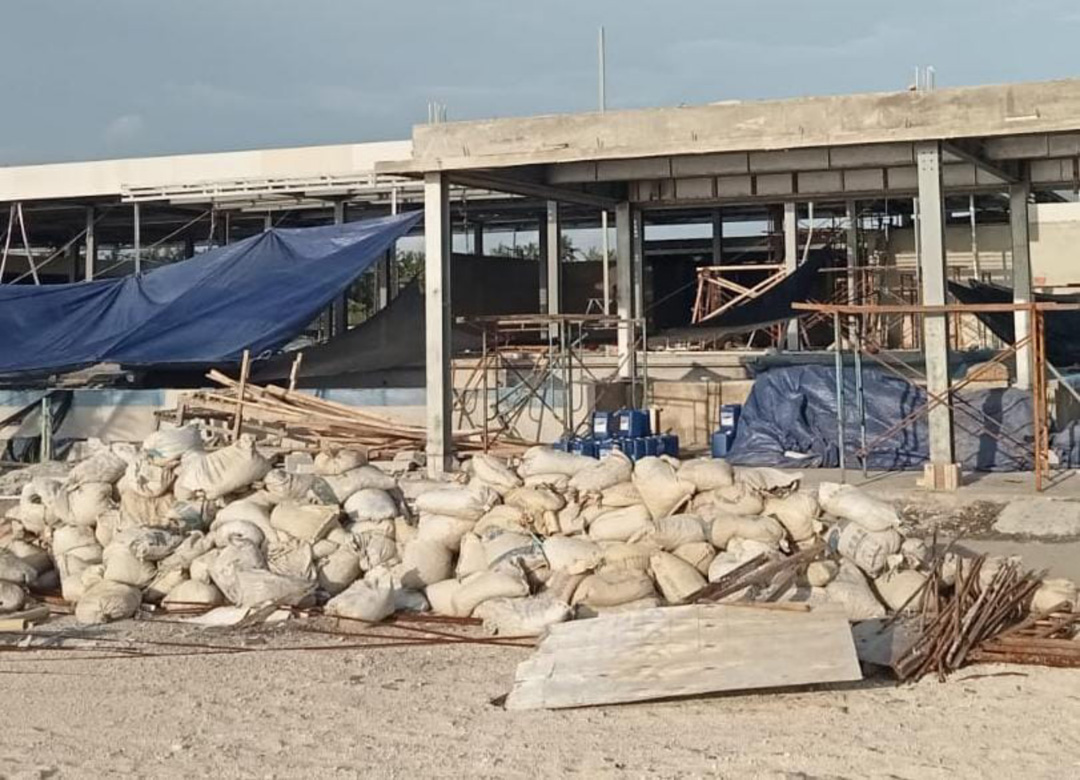 TIDAK HABIS: Sisa material milik PT KAPU yang diduga digelapkan dalam proyek pembangunan hotel di Gili Meno.(KEVIN FOR LOMBOK POST)
