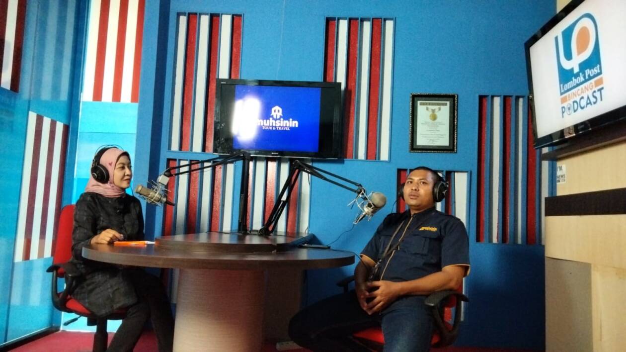 BINCANG SANTAI: Direktur Operasional Muhsinin Tour and Travel Ali Imran menyampaikan berbagai promosi umrah dan haji di acara Bincang Lombok Post dipandu host Nency Dwinana yang disiarkan kanal Youtube Lombok Post Official.( Farida/Lombok Post)