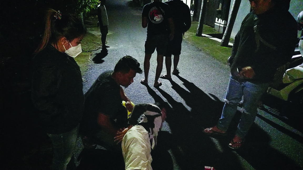 BERUPAYA KABUR: Tim Satresnarkoba membekuk terduga pengedar sabu berinisial AIM saat hendak melarikan diri, Sabtu (12/11) dini hari. (Harli/Lombok Post)