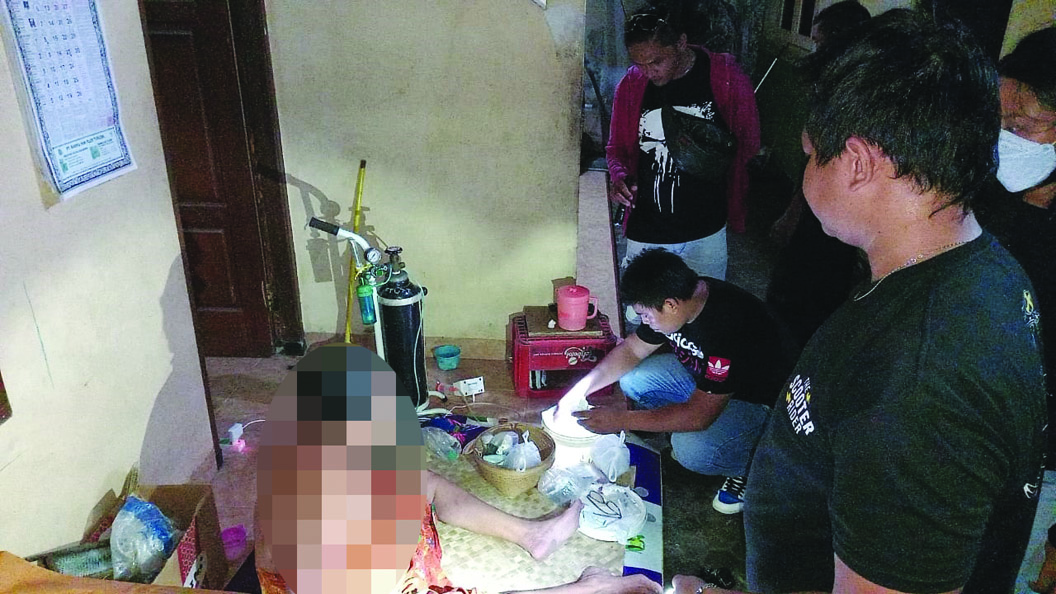 TEMUKAN BARANG BUKTI: Tim opsnal Satresnarkoba Polresta Mataram menemukan sabu yang disimpan pada katup oksigen dalam penggeledahan di wilayah Abian Tubuh, Cakranegara, Rabu malam (2/11). (Harli/Lombok Post)