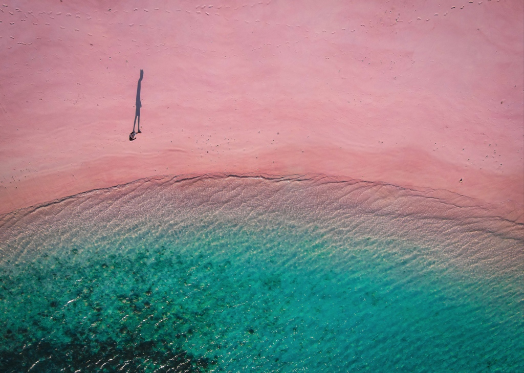 DESTINASI UNGGULAN: Pantai Pink di Lombok Timur menjadi salah satu destinasi pantai yang menjadi unggulan pariwisata di NTB. (Ivan/Lombok Post)