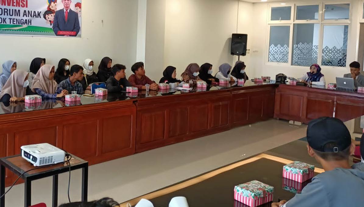PELATIHAN: Perwakilan anak-anak yang tergabung dalam forum anak Loteng saat mengikuti pelatihan konveksi anak di kantor bappeda, beberapa waktu lalu. (Dedi/Lombok Post)
