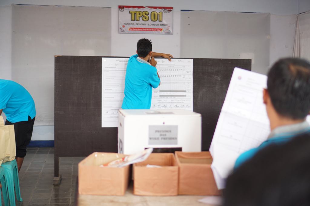 PENGHITUNGAN SUARA: Anggota KPPS sedang melakukan penghitungan suara di TPS 01 Kelurahan Pancor, Kecamatan Selong pada pemilu tahun 2019 lalu. (Dok Lombok Post)