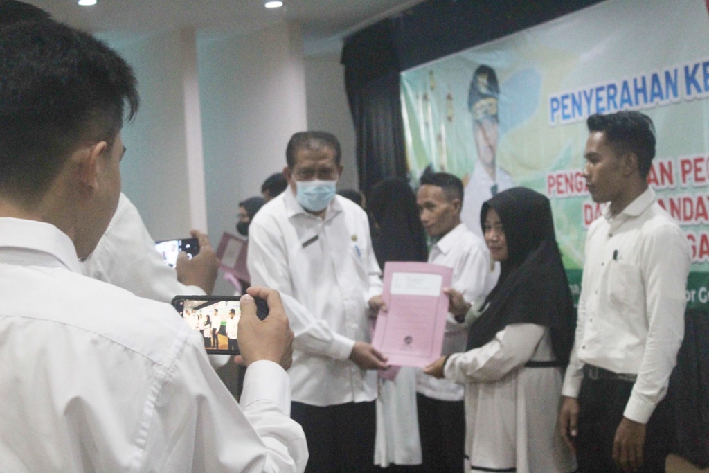 HARI BAHAGIA: Kebahagiaan menyelimuti pada guru honorer, yang mendapatkan SK resmi pengangkatan dari BKD NTB, di Gedung Graha Bakti Praja, awal Juni lalu. (Dok/Lombok Post)