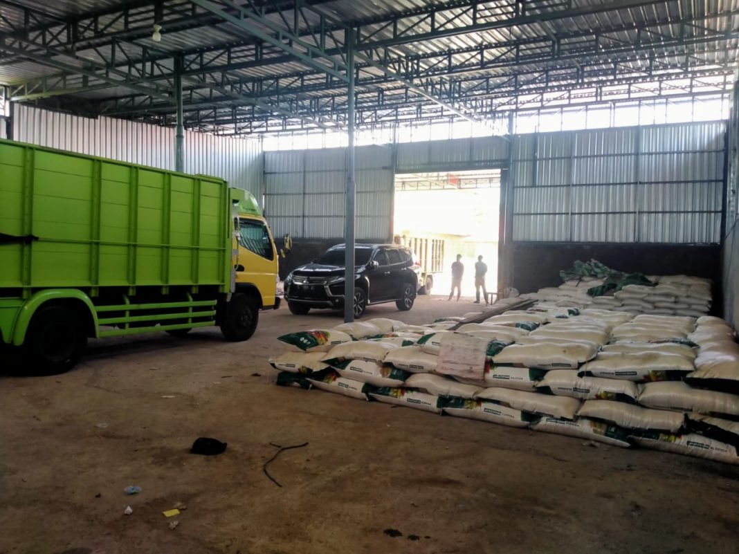 DIDUGA BERMASALAH: Tumpukan pupuk di gudang CV RA yang berlokasi di Kecamatan Bolo, Kabupaten Bima.(ISTIMEWA/LOMBOK POST)