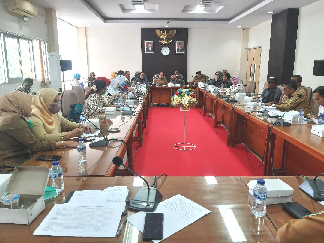 RAPAT KERJA: Suasana rapat kerja BKPSDM dengan DPRD Sumbawa membahas pendataan tenaga non ASN, Selasa (1/11) lalu. (Abet/Lombok Post)