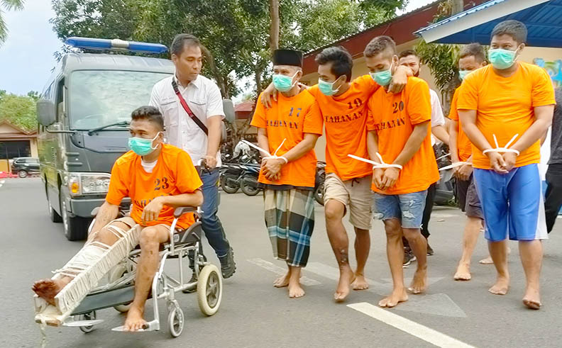 AYO KE PENJARA: Enam dari 13 orang jaringan pelaku curanmor digiring ke ruang tahanan Polda NTB, Rabu (9/11). (Harli/Lombok Post)