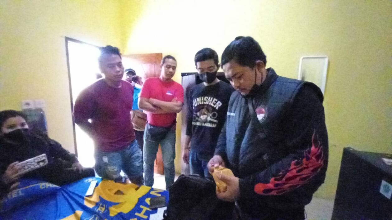 TAK BERKUTIK: Pemuda berinisial AC (dua dari kanan) melihat polisi menggeledah tasnya yang berisi alat menggunakan sabu dan obat bius, Rabu (9/11). (Harli/Lombok Post)