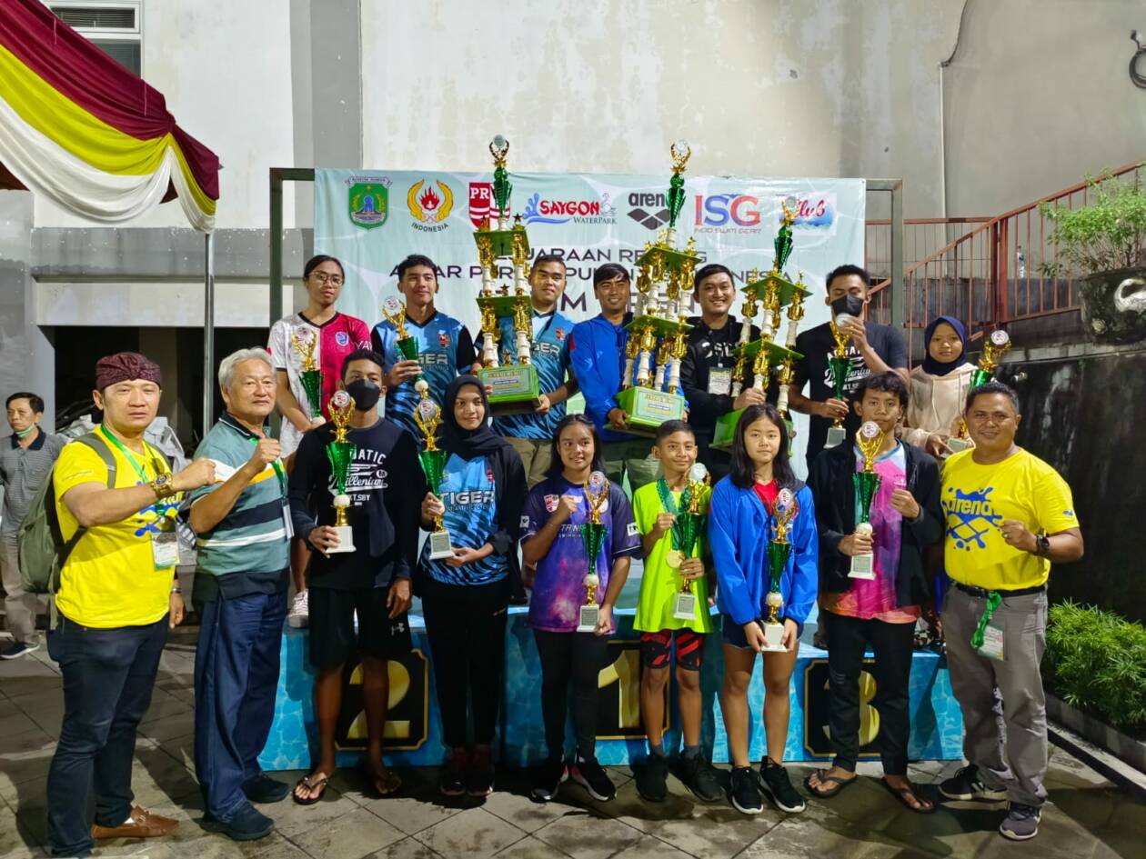 REGENERASI: Perenang Mataram Gede Satria Naradha bersama perenang terbaik dari grup lain menerima piala, beberapa hari lalu.(MADE FOR LOMBOK POST)