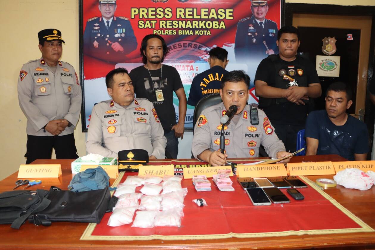 BANDAR GEDE: Kapolres Bima Kota AKBP Rohadi (tengah) didampingi Wakapolres Kompol Mujahidin (kiri/duduk) menjelaskan proses penangkapan oknum ASN bersama barang bukti sabu 1 Kg lebih, Senin (14/11).(POLRES BIMA KOTA FOR LOMBOK POST)