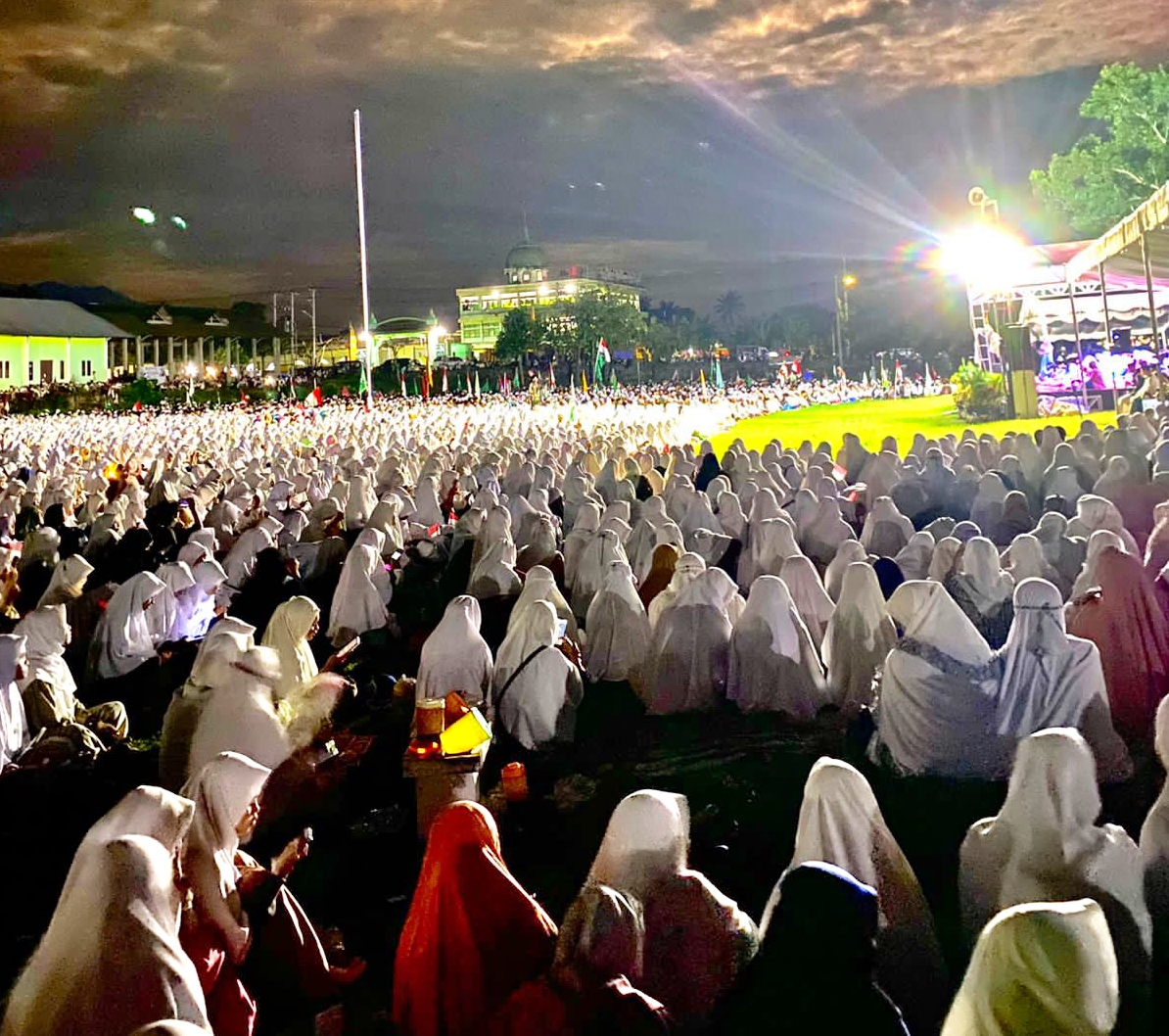 NUSANTARA BERSHALAWAT: Ribuan jamaah NW dan santri-santriwati Ponpes Syeikh Zainuddin menggelar Nusantara Bershalawat dalam rangka Hari Pahlawan di lapangan Hj Sitti Raihanun Zainuddin Abdul Majid, Rabu (9/11) malam. (Fatih/Lombok Post)