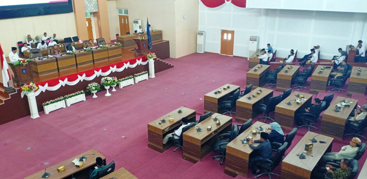 SIDANG PARIPURNA: Para wakil rakyat saat mendengarkan pendapat kepala daerah pada sidang paripurna DPRD Loteng, Rabu (9/11). (Dedi/Lombok Post)