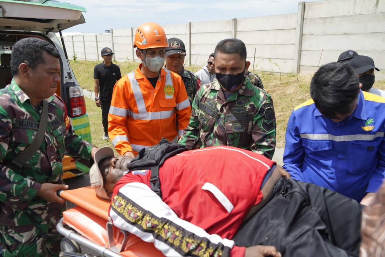 SIAP SIAGA: Prajurit TNI yang tergabung dalam satgas penanggulangan bencana saat WSBK melakukan simulasi penanganan terhadap korban, Selasa (8/11). (Korem 162/WB untuk Lombok Post)