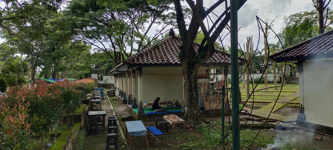 ADA MUSALA JUGA: Pemerintah sudah mulai menata Taman Kota Giri Menang. Di antara yang sudah dikerjakan adalah pembenahan tempat jualan. (HABIBUL ADNAN/LOMBOK POST)