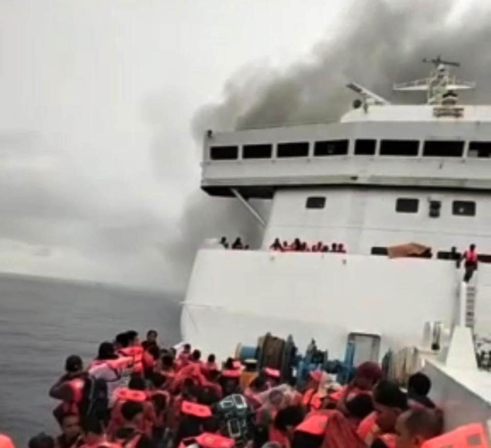 TERBAKAR: Kapal yang dikabarkan terbakar. Tampak ada kepulan asap dari kapal tersebut. (Istimewa)
