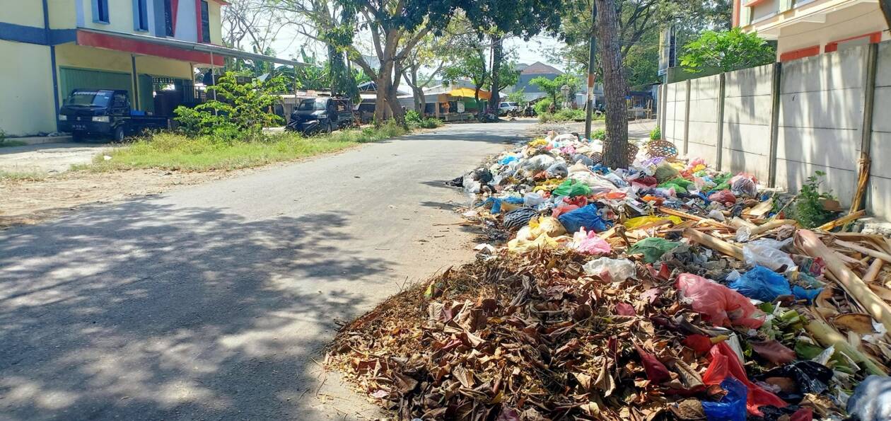 TUMPUKAN SAMPAH: Potret persoalan sampah di depan Pasar Renteng Praya, Loteng, beberapa waktu lalu. (Dedi/Lombok Post)