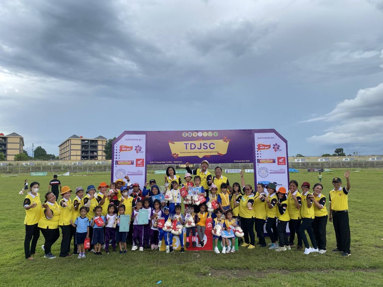 SEMUA BERGEMBIRA: Pihak penyelenggara dari SKTD Mataram, bersama juara lomba Tunas Daud Junior Sport Championship 2022, yang berlangsung di GOR 17 Desember Turida, Rabu (16/11).  (Yuyun/Lombok Post)