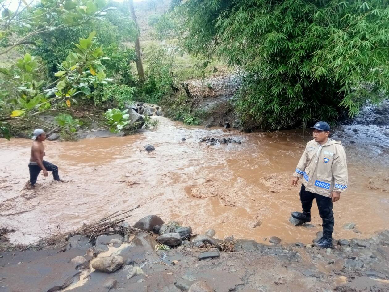 PENCARIAN: Warga dan aparat kepolisian saat mencari korban Riski Adi Putra di sungai Desa Kampasi Meci, Kecamatan Manggelewa, Dompu, Kamis (24/11).(POLRES DOMPU FOR LOMBOK POST)