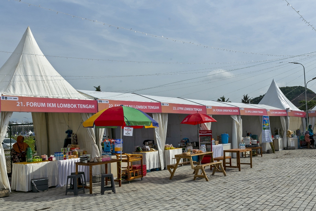 LAPAK UMKM: Pemerintah memfasilitasi kehadiran produk UMKM saat event balapan World Superbike di Pertamina Mandalika International Street Circuit, beberapa hari lalu. (Ivan/Lombok Post)