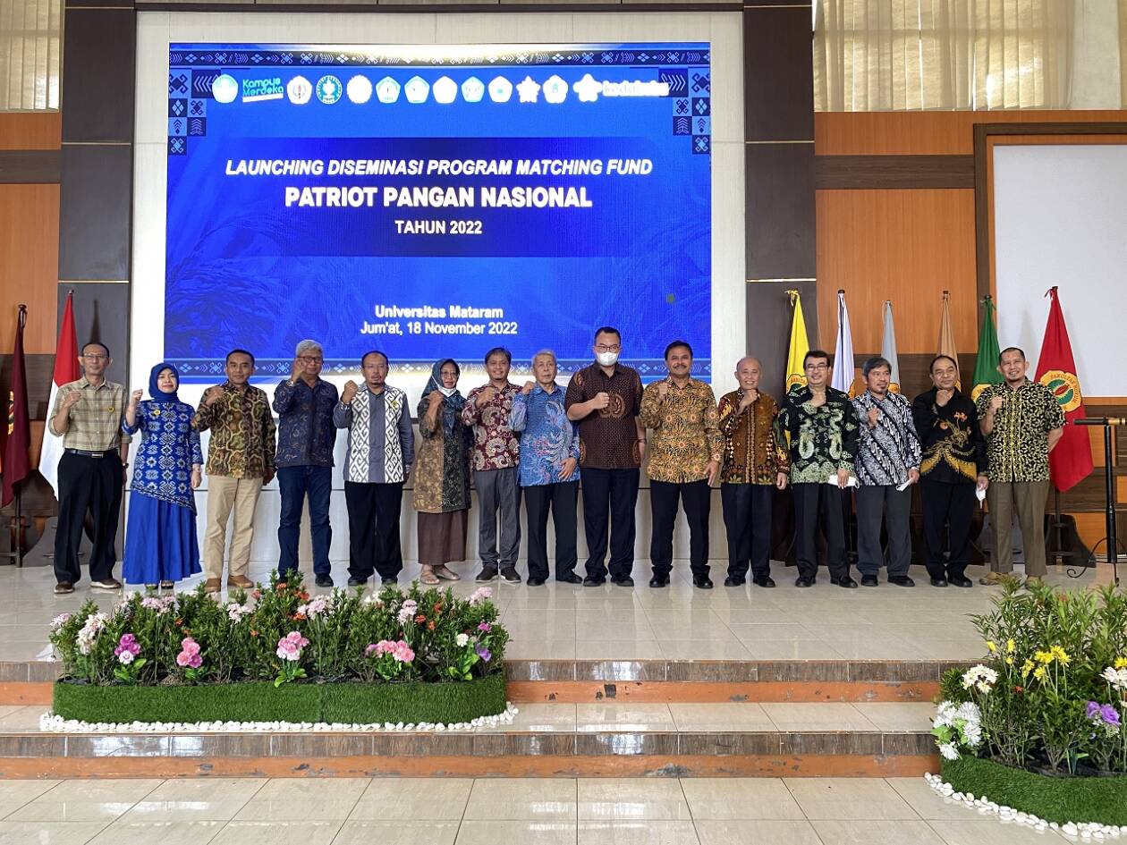 SINERGI PERGURUAN TINGGI: Rektor Unram Prof Bambang Hari Kusumo (enam dari kanan) dan Rektor IPB sekaligus Ketua Konsorsium Patriot Pangan Prof Arif Satria (tujuh dari kanan) berfoto bersama perwakilan PTN dan jajaran Unram, usai Launching Diseminasi Prog