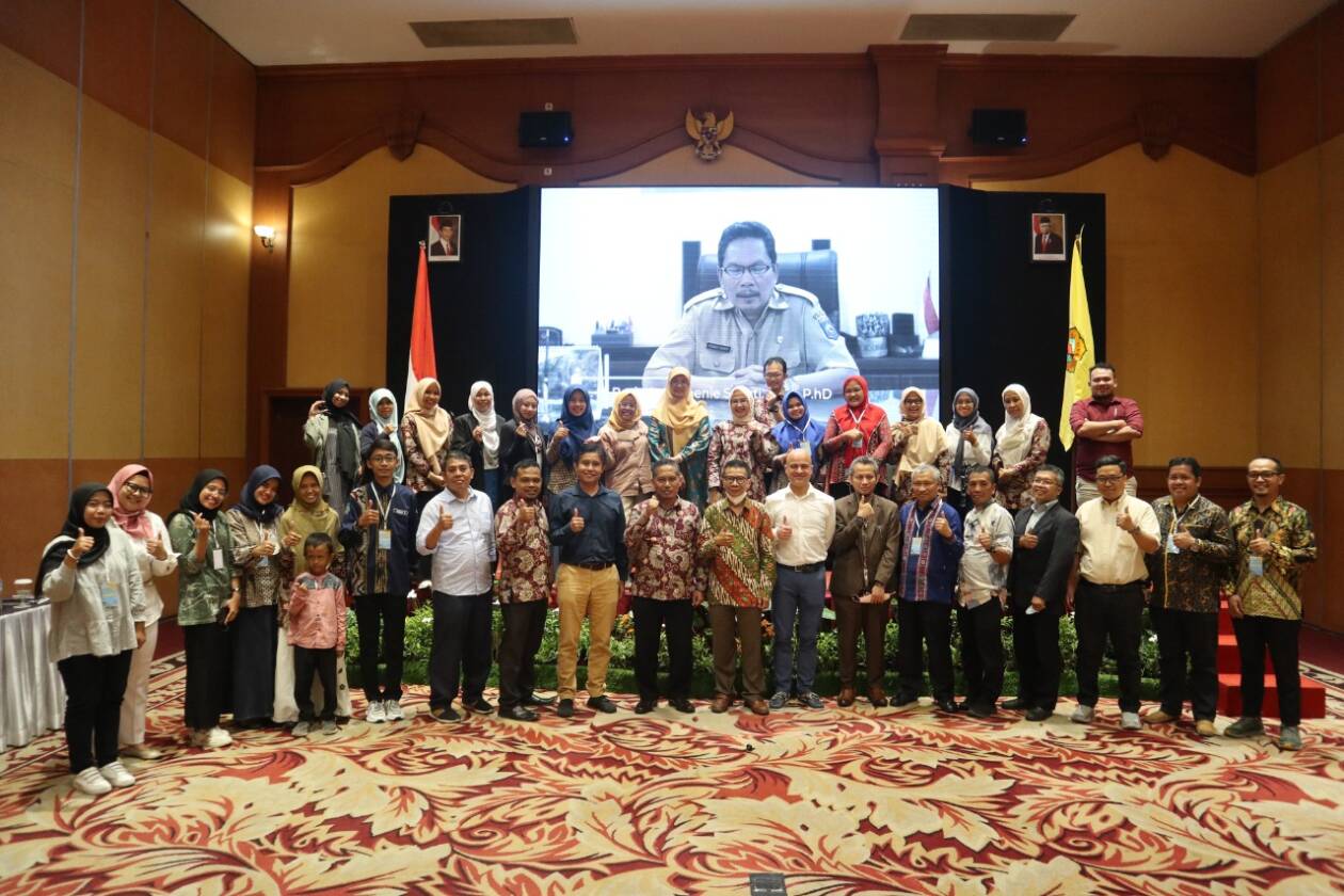 BERGERAK BERSAMA: Peserta ICST 2022 yang digagas LPPM Unram, Selasa (15/11). (Unram for Lombok Post)