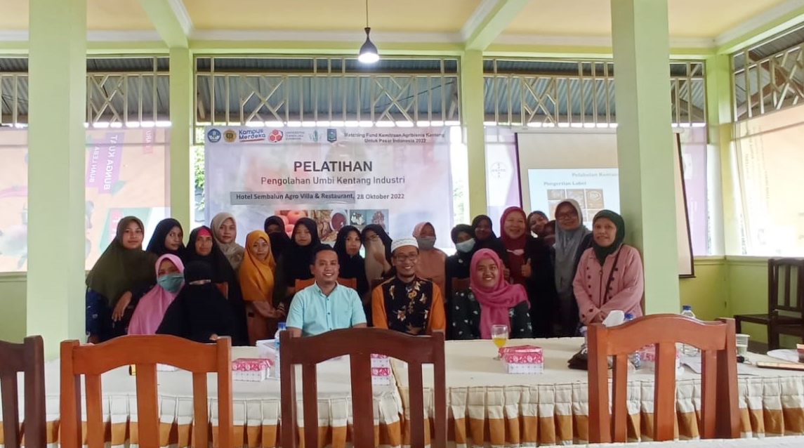 BERMANFAAT UNTUK MASYARAKAT: Pemateri dan peserta pelatihan dan pendampingan pengolahan kentang industri Sembalun yang digagas Unram, pekan lalu. (Unram for Lombom Post)