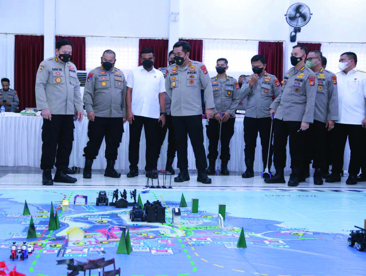 PERSIAPAN PENGAMANAN: Kapolda NTB Irjen Pol Djoko Poerwanto (empat dari kiri) bersama jajarannya melakukan TFG untuk persiapan pengamanan WSBK di Gedung Sasana Dharma Mapolda NTB, kemarin (2/11). (Harli/Lombok Post)