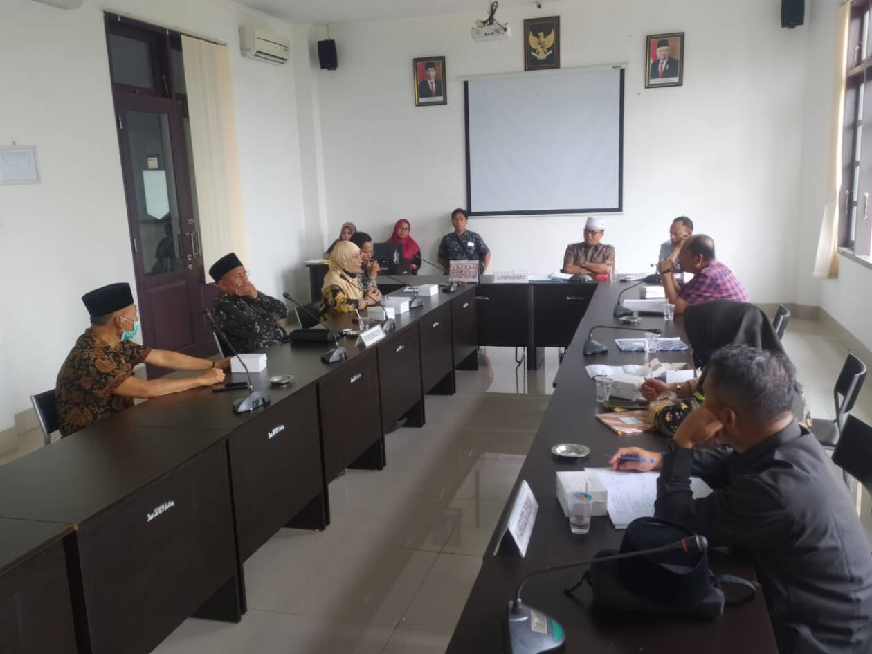 MERUGI: Ketua Komisi III DPRD Lotim L Hasan Rahman menggelar rapat evaluasi dengan jajaran direksi BUMD PD Agro Selaparang  dan pengurus HMI-MPO Cabang Lotim di kantor DPRD Lotim, Selasa (22/11). (Fatih/Lombok Post)