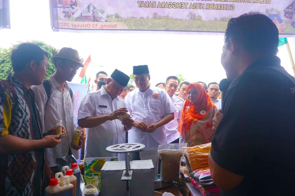 BANTU UKM: Bupati Lotim HM Sukiman Azmy (tiga dari kiri) bersama Gubernur NTB H Zulkieflimansyah (empat dari kiri) melihat pameran produk industri yang digelar Pemerintah Provinsi NTB di Taman Tugu Selong belum lama ini. (Fatih/Lombok Post)