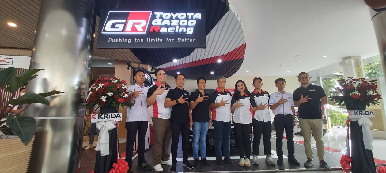 RESMIKAN GR ZONE: Pimpinan Krida Toyota NTB bersama pimpinan GR Zone saat meresmikan GR Zone di Krida Toyota Mataram, Gerimax, Sabtu (26/11).(NURUL/LOMBOK POST)
