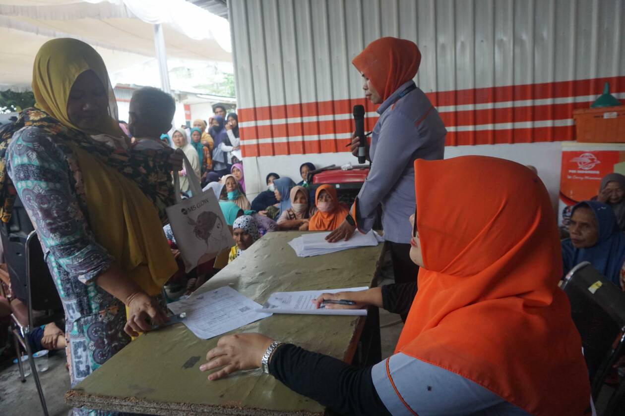 BANTUAN: Petugas Kantor Pos Cabang Selong sedang menyalurkan BLT BBM, Sembako, dan PKH ke penerima, Rabu (23/11). (Fatih/Lombok Post)