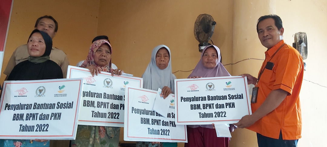 SALURKAN BANTUAN: Deputi Eksekutif General Manager KCU Mataram Edi Mulio Utomo (kanan) menyerahkan bansos di Kantor Camat Mujur, Praya Timur, Lombok Tengah. (NURUL/LOMBOK POST)