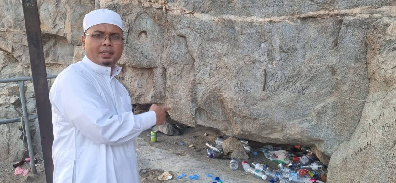 TERBENGKALAI: TGH Muharrar Iqbal menunjukkan salah satu titik sampah botol plastik di tengah pendakian ke Gua Hira Jabal Nur.( ALFIAN YUSNI/LOMBOK POST)