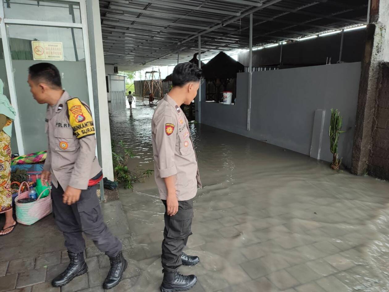 TERENDAM: Sebuah mobil ambulan Rumah Sakit Anggoro terendam air di Kecamatan Terara, Rabu (16/11). (Polsek Terara for Lombok Post)