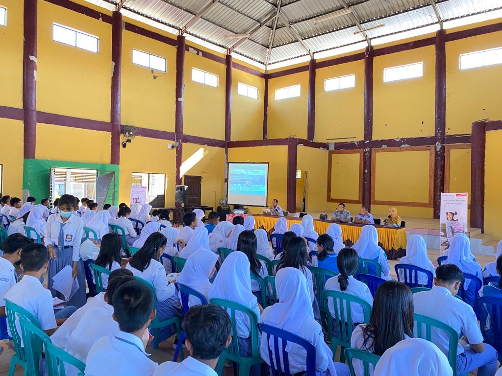 EDUKASI: Tim safety riding Astra Motor NTB saat sosialisasi aman berkendara di SMAN 1 Tanjung.(HONDA FOR LOMBOK POST)