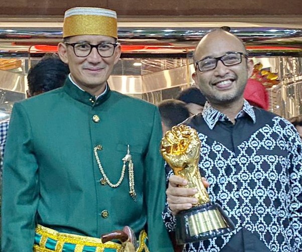 DAPAT JUARA: Kepala Dinas Pariwisata Kota Mataram H Nizar Denny Cahyadi bersama Menteri Pariwisata dan Ekonomi Kreatif Sandiaga Uno usai menerima penghargaan juara 1 ADWI Kategor Suvenir, kemarin malam (30/10).( IST/LOMBOK POST)