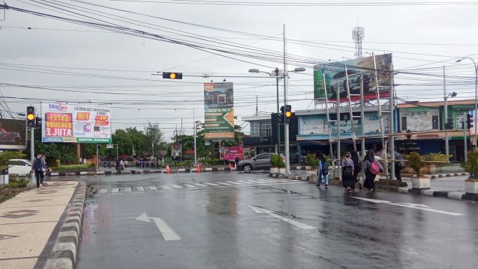 SEGERA DIOPERASIKAN: Lampu lalu lintas simpang empat Tanah Aji sudah terpasang. Lampu lalu lintas ini berbasis ATCS sehingga diyakini bisa mengurai kemacetan di jam-jam sibuk. (TONI/LOMBOK POST)