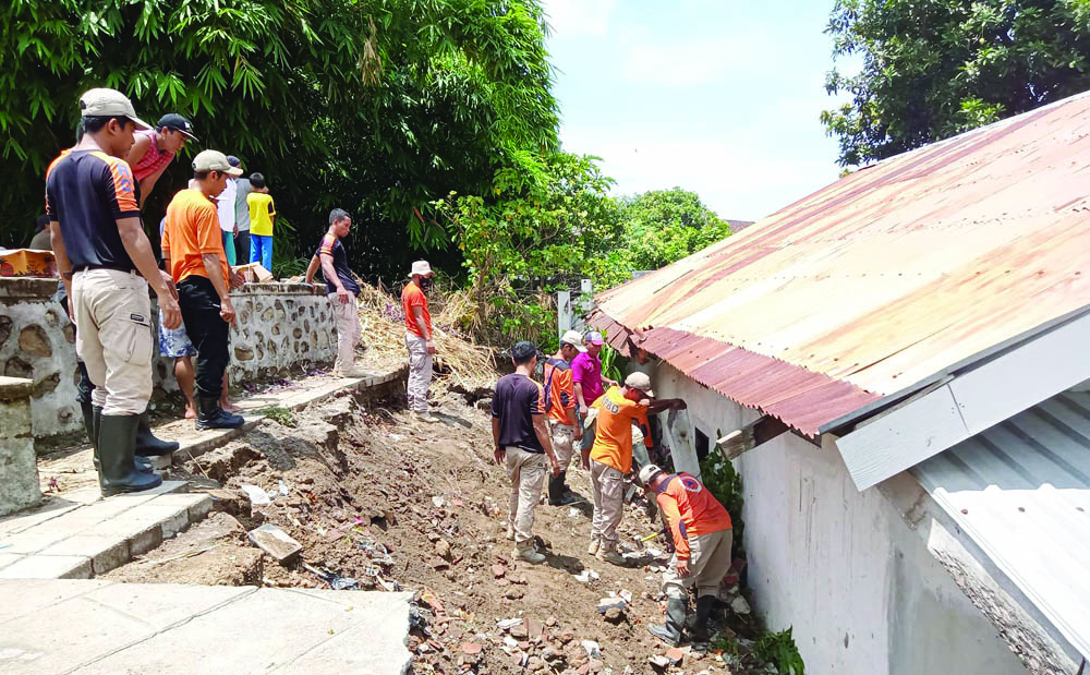 DAMPAK HUJAN DERAS: Salah satu pondasi ruang terbuka area publik di Lingkungan Perigi Kelurahan Dasan Agung longsor ke pemukiman warga akibat hujan deras disertai angin kencang, Sabtu (5/11).( IST/LOMBOK POST)
