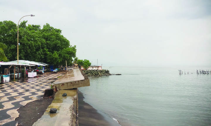 TAK SEINDAH DULU: Pantai Ampenan yang rusak diterjang gelombang sejak tahun lalu belum diperbaiki hingga saat ini. Kunjungan warga ke pantai ini pun kian berkurang dengan kondisi cuaca musim hujan.( TONI/LOMBOK POST)