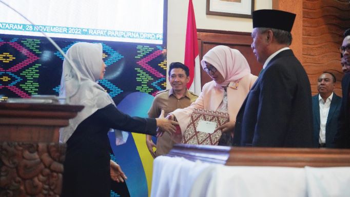 SEPAKAT: Wakil Gubernur Hj Sitti Rohmi Djalilah berjabat tangan dengan Ketua DPRD Hj Baiq Isvie Rupaeda usai menyepakati APBD 2023.