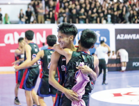 TERHARU: Tim basket putra SMAN 1 Praya merayakan kemenangannya usai mengalahkan SMAN 1 Selong di kompetisi Honda DBL with KFC 2022 West Nusa Tenggara Series, kemarin (7/11).