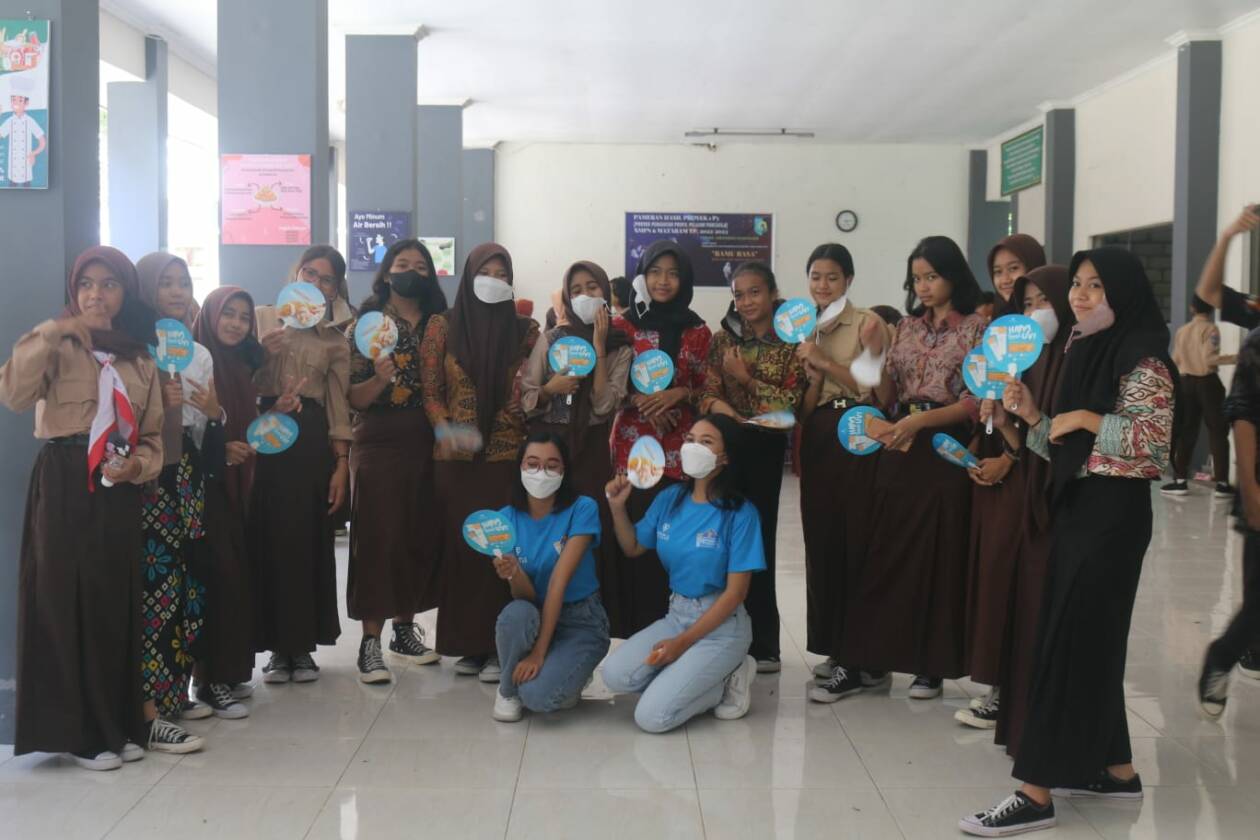 BIJAK MEMILIH SKINCARE: Tim Promosi Emina Cosmetics Lombok bersama para siswi SMPN 7 Mataram usai melakukan edukasi perawatan kulit, Jumat (28/10/2022).