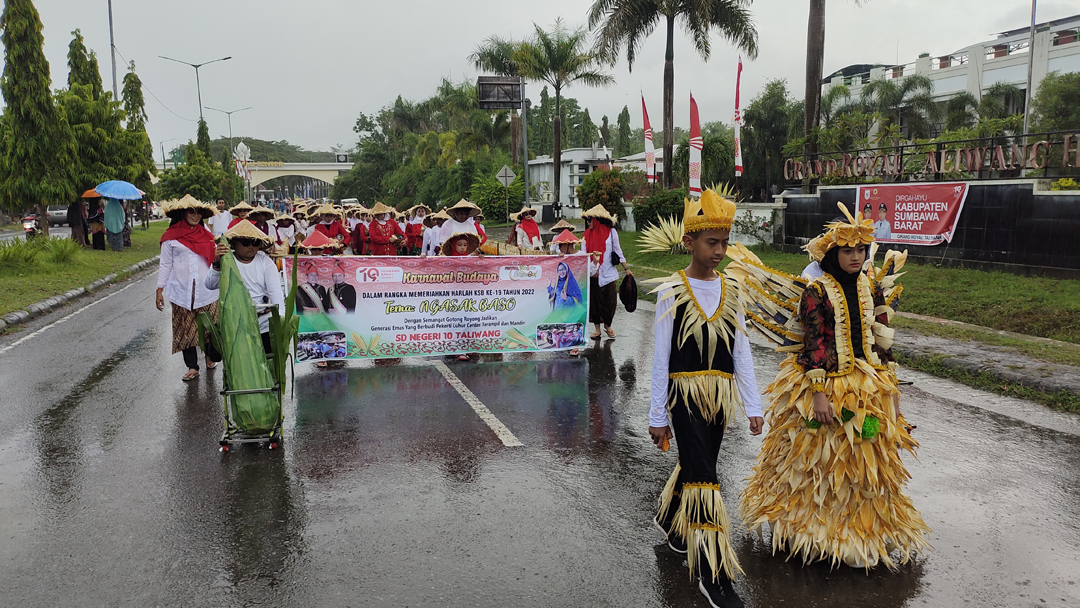 IKUT MERIAHKAN: SDN 10 Taliwang menjadi salah satu peserta parade budaya ikut memeriahkan Harlah KSB ke-19 yang dilepas wakil Bupati KSB Fud Syaifuddin dan Sekda KSB, Amar Nurmansyah bersama unsur forkopimda. (FARUK/LOMBOK POST)