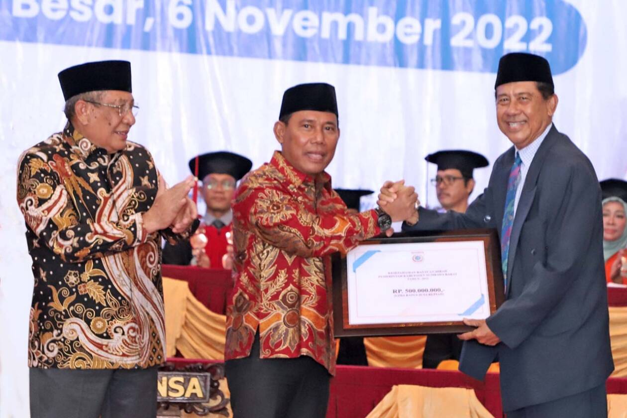SERAHKAN BANTUAN: Bupati KSB HW Musyafirin (tengah) menyerahkan bantuan Rp 500 juta secara simbolis kepada Rektor Unsa Prof Syaifuddin Iskandar disaksikan Bupati Sumbawa Mahmud Abdullah (kiri), Rabu (9/11). (Istimewa)
